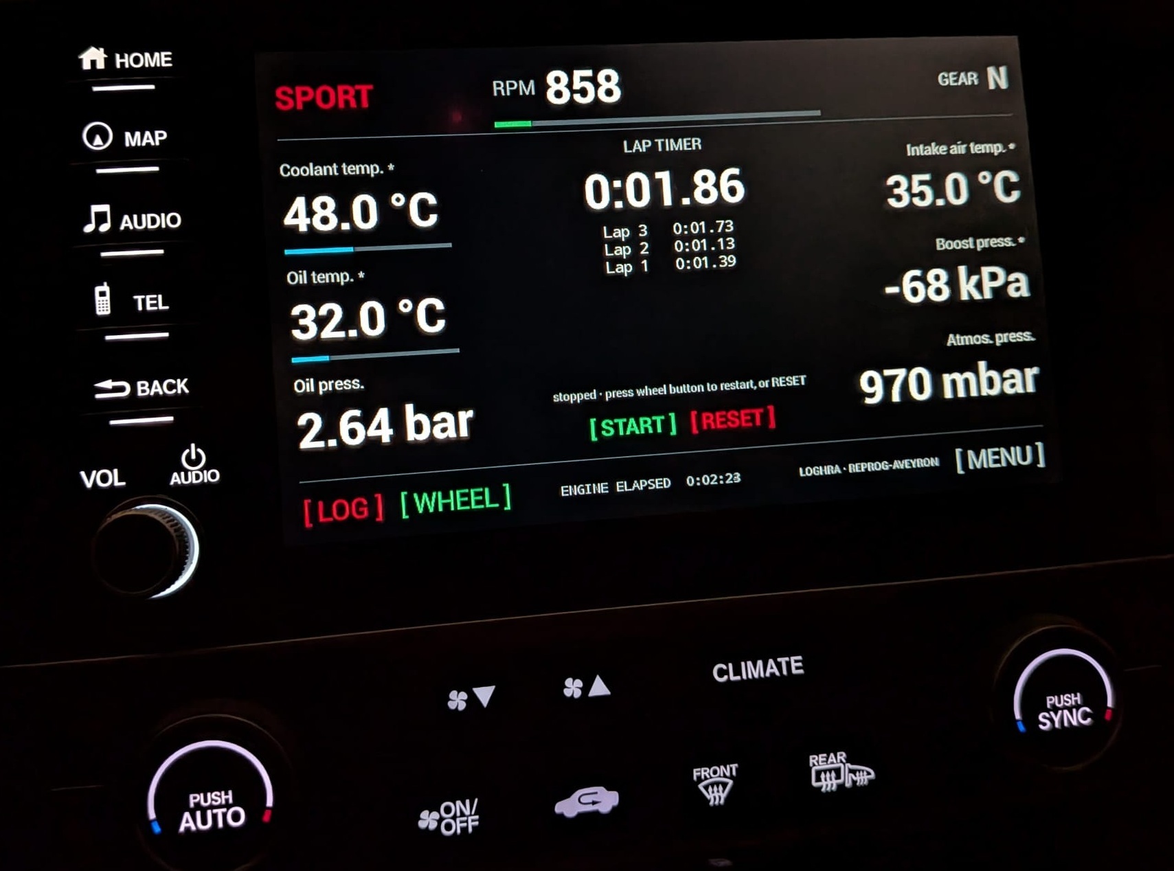 LogHRA en fonctionnement sur l'écran d'origine du Civic Type R FK8 : régime, température d'eau et d'huile, pression d'huile, chronomètre, température d'admission et pression atmosphérique.